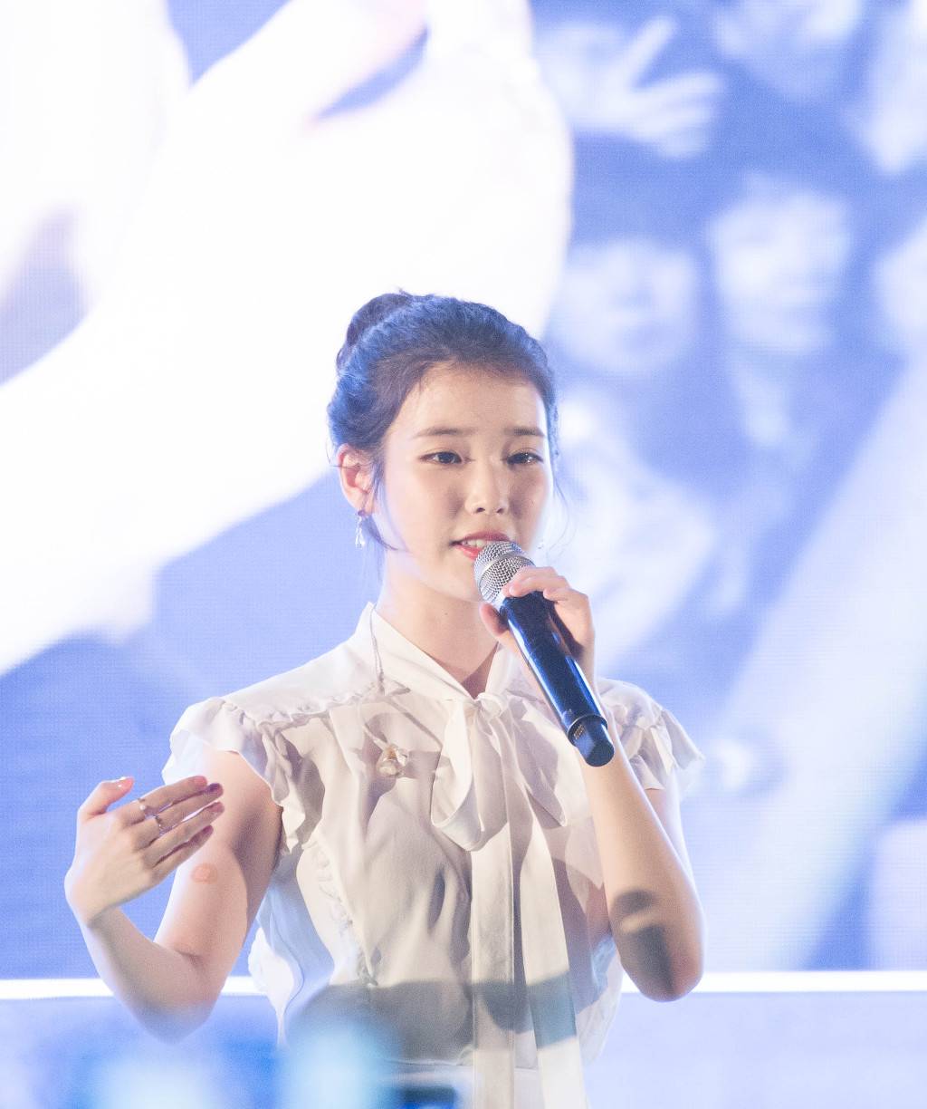 180803 아이유 IU 라이브 해운대 하이트 feat.지은이 쏘주 원샷~ | 인스티즈