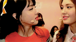 소미한테 춤 가르쳐주는 쯔위 | 인스티즈