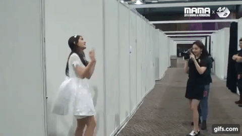 소미한테 춤 가르쳐주는 쯔위 | 인스티즈