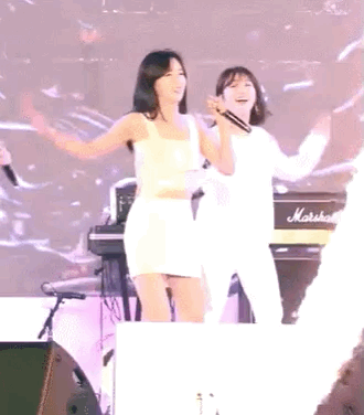 무대 특수 효과 신기해 하는 9년차 아이돌.gif | 인스티즈