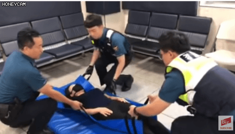 경찰이 여성 주취자 옮기기 위한 아이디어.gif | 인스티즈