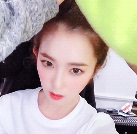 헤어 선생님이 자신의 머리로 장난쳐서 걱정하면서도 즐기는 아이린.jpgif | 인스티즈