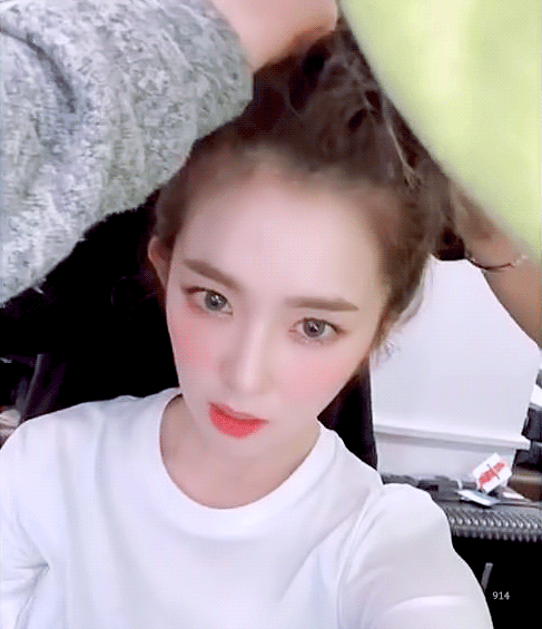 헤어 선생님이 자신의 머리로 장난쳐서 걱정하면서도 즐기는 아이린.jpgif | 인스티즈