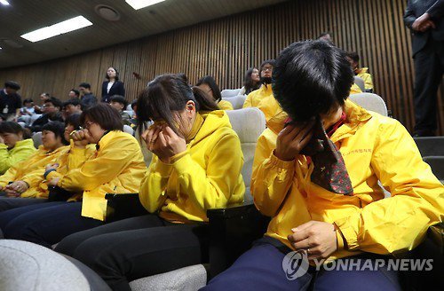 눈물 흘리는 세월호 유가족들 | 인스티즈