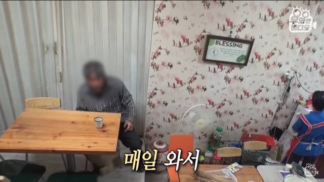 6년간 떡볶이 먹고 계산 안하고 가는 남자 | 인스티즈