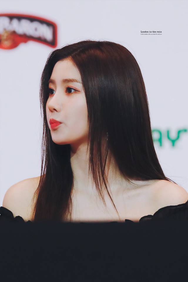 아이즈원) 얼굴에 뭘 이렇게 묻히고 다니나 싶은 권은비 | 인스티즈