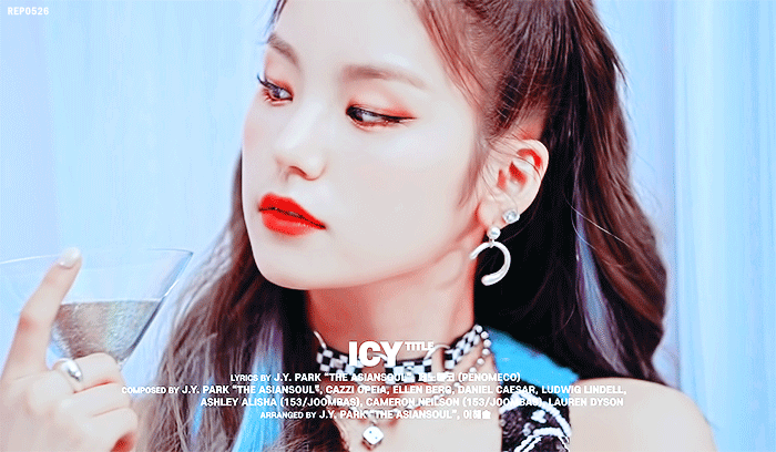 'ICY' 뮤비 예지+눕방.gif | 인스티즈