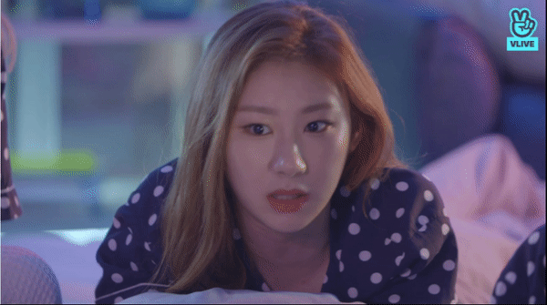 잠시 후 0시 신곡 뮤비 공개전 눕방 중인 ITZY (있지).gif | 인스티즈