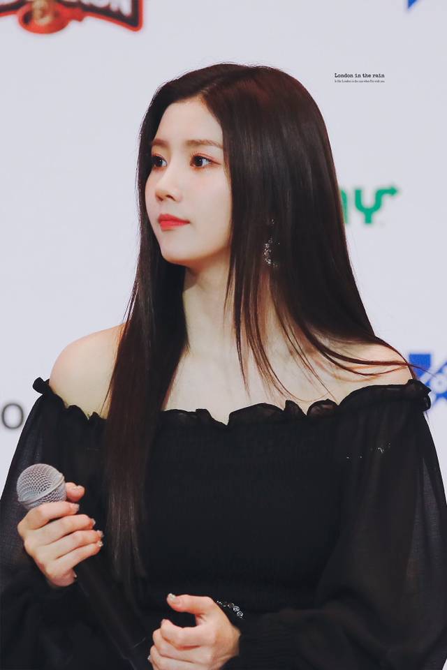 아이즈원) 얼굴에 뭘 이렇게 묻히고 다니나 싶은 권은비 | 인스티즈