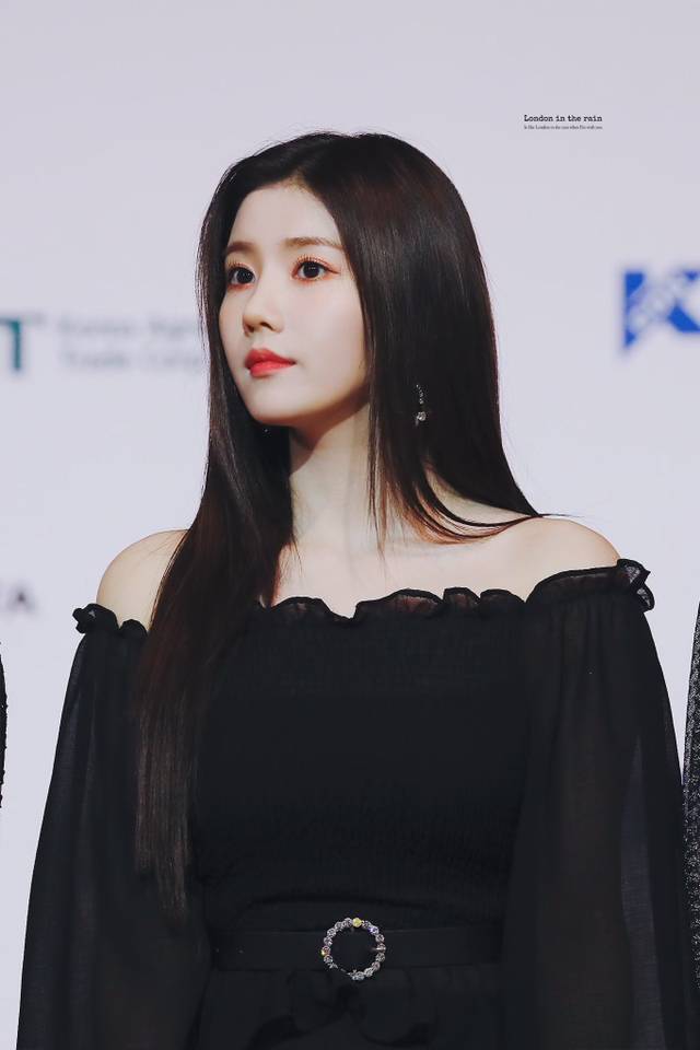 아이즈원) 얼굴에 뭘 이렇게 묻히고 다니나 싶은 권은비 | 인스티즈