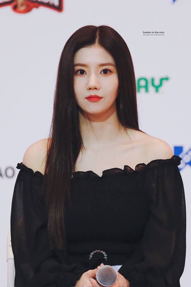 아이즈원) 얼굴에 뭘 이렇게 묻히고 다니나 싶은 권은비 | 인스티즈