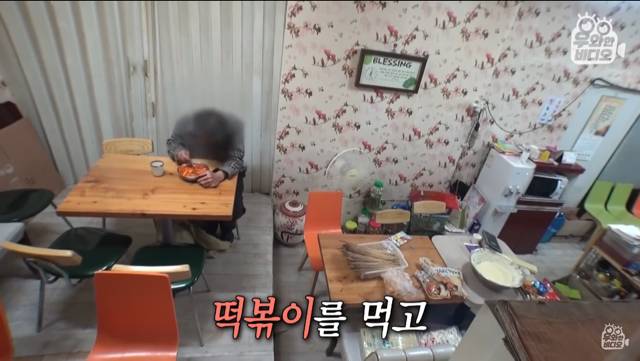 6년간 떡볶이 먹고 계산 안하고 가는 남자 | 인스티즈