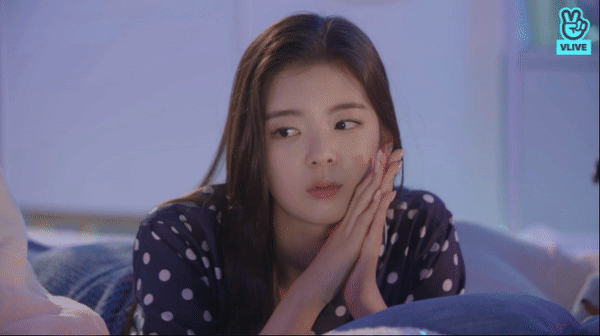 잠시 후 0시 신곡 뮤비 공개전 눕방 중인 ITZY (있지).gif | 인스티즈