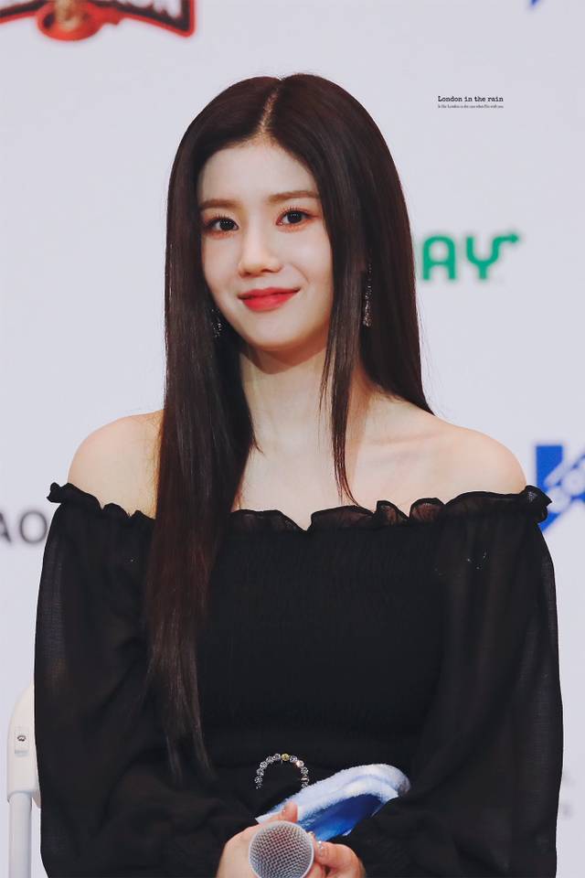 아이즈원) 얼굴에 뭘 이렇게 묻히고 다니나 싶은 권은비 | 인스티즈