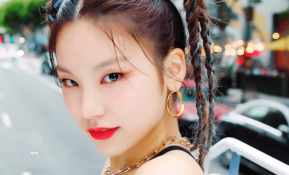 'ICY' 뮤비 예지+눕방.gif | 인스티즈