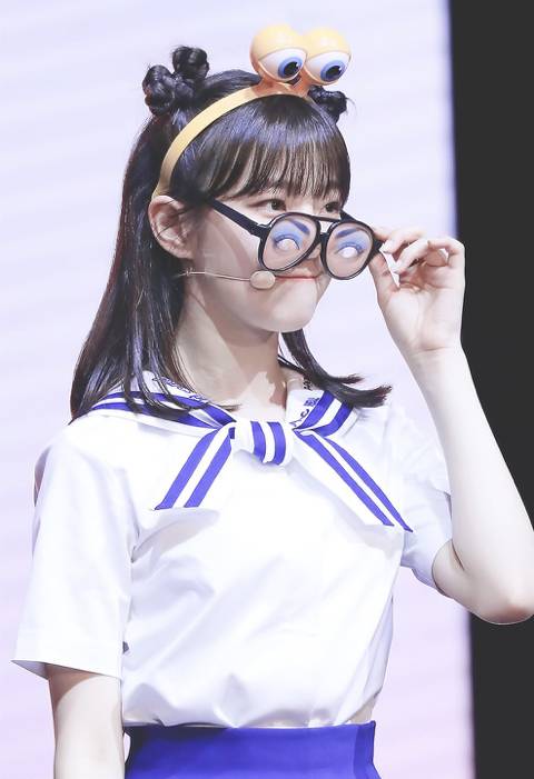 안경 쓴 프로미스나인 백지헌 | 인스티즈