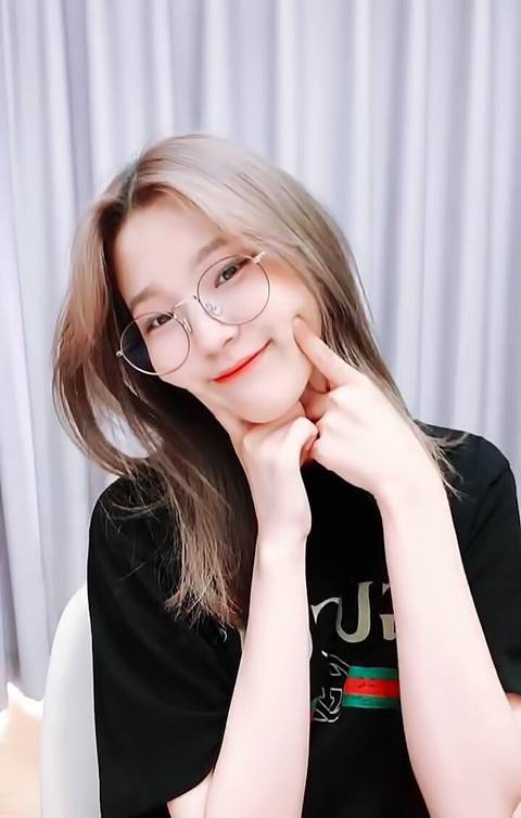 안경 쓴 프로미스나인 백지헌 | 인스티즈