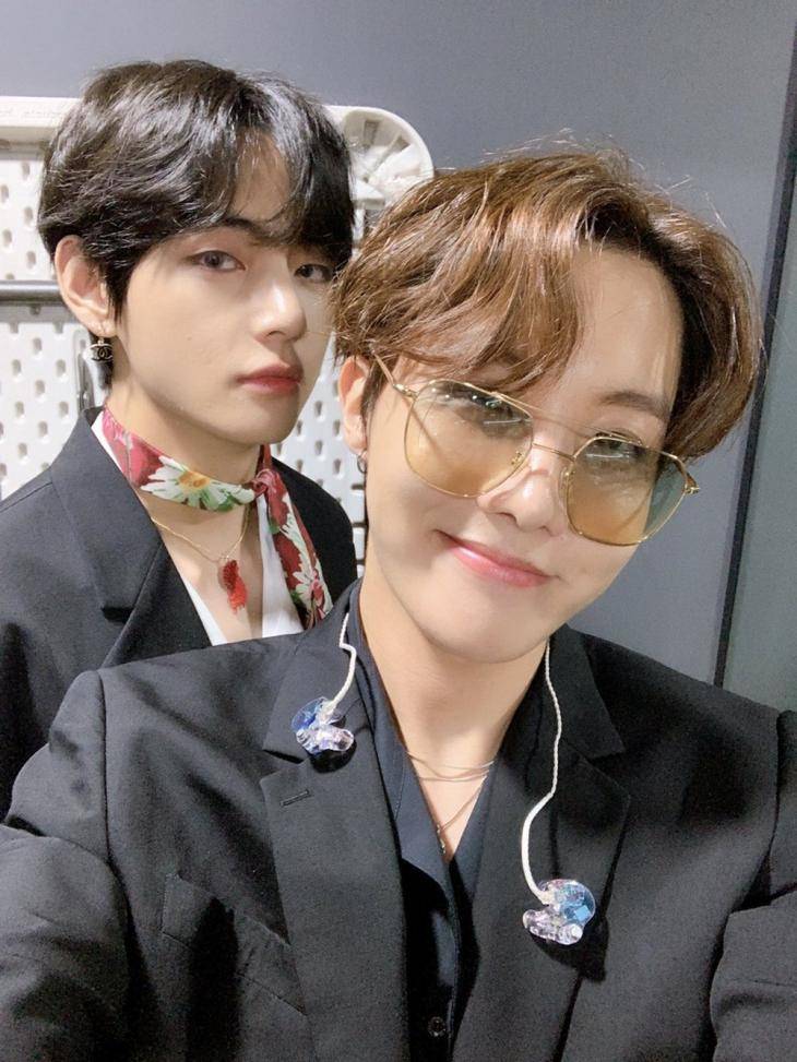 방탄소년단(BTS) 뷔-제이홉, 첫 장기 휴가 "푹 쉬어요 아미”…'보라해' | 인스티즈