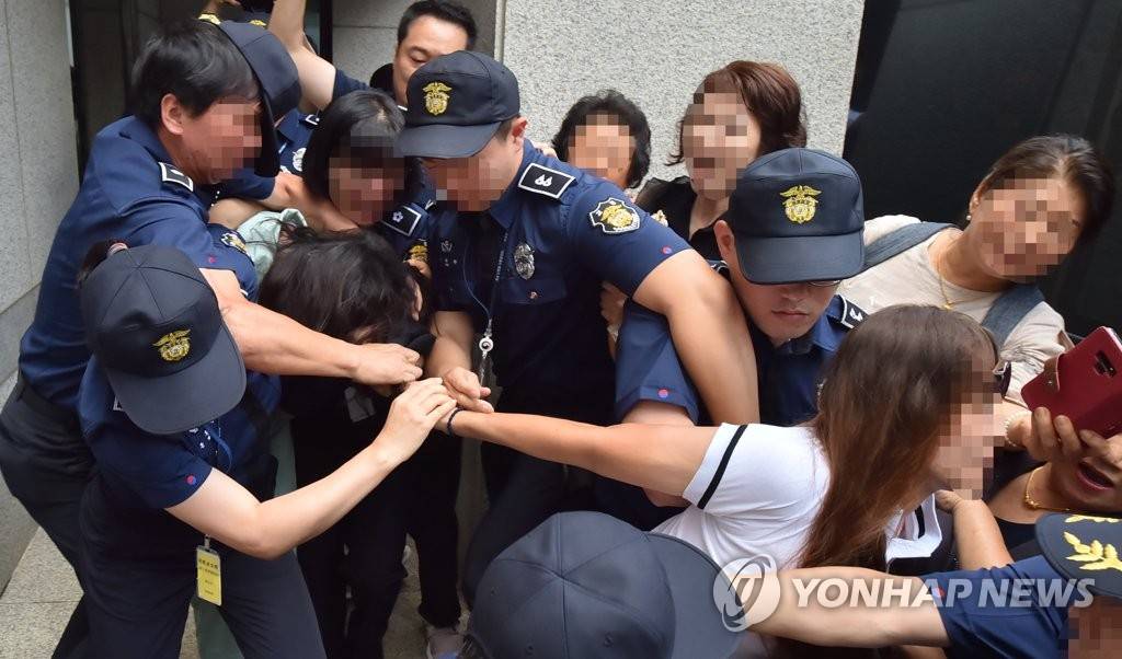 시민에게 머리끄댕이 잡혀서 끌려가는 고유정 | 인스티즈