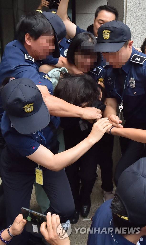 시민에게 머리끄댕이 잡혀서 끌려가는 고유정 | 인스티즈