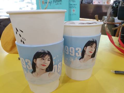 본인 생일 축하 컵홀더 들고 퇴근 하는 여자 아이돌.jpg | 인스티즈