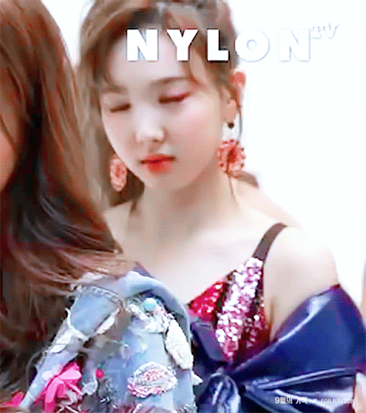 등떠밀려 나온 트와이스 비쥬얼 멤버 나연이 ㅋㅋㅋㅋㅋㅋㅋㅋ | 인스티즈