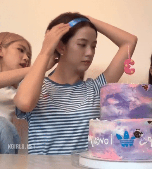 생일 케잌 끈으로 머리 묶었는데 레전드 됨.gif | 인스티즈