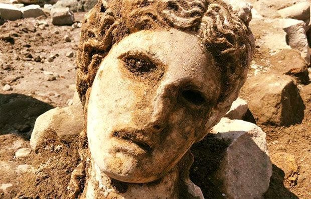 로마 한복판에서 발견된 2000년된 '디오니소스' 추정 조각상.jpg | 인스티즈