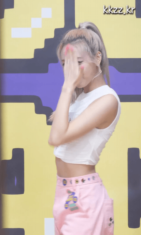겨드랑이 자랑하는 itzy 유나.gif | 인스티즈