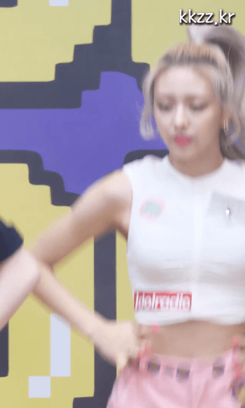 겨드랑이 자랑하는 itzy 유나.gif | 인스티즈