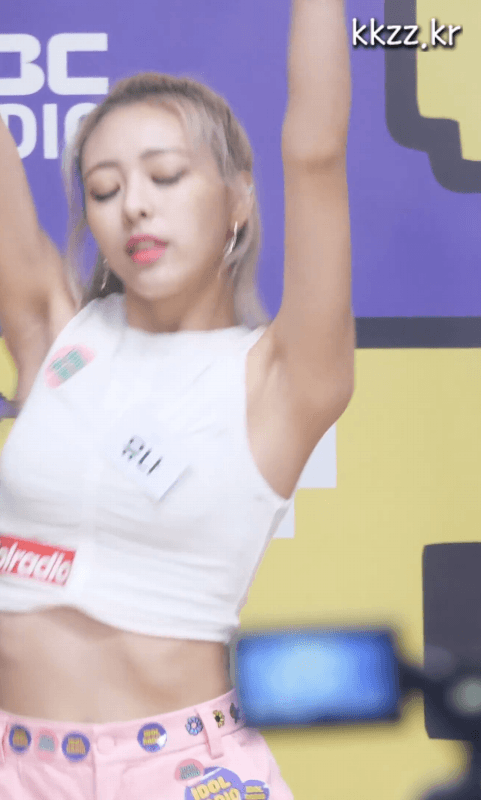 겨드랑이 자랑하는 itzy 유나.gif | 인스티즈