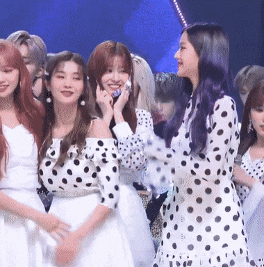 막내가"엄마"라고 부르는 리더.gif | 인스티즈