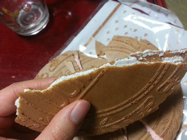 얇은 전병 사이에 크림이 발라져 있는 옛날과자...jpg | 인스티즈