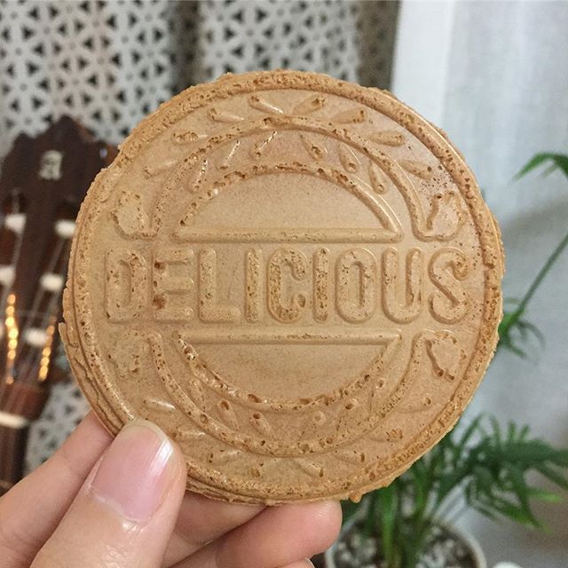 얇은 전병 사이에 크림이 발라져 있는 옛날과자...jpg | 인스티즈