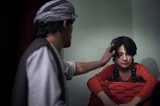 아프가니스탄의 기괴한 악습 성문화 '바차바지' - 인스티즈(instiz) 인티포털 카테고리