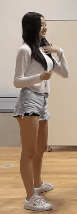 흰티에 핫팬츠 입고 탁구치는 장원영 .gif | 인스티즈