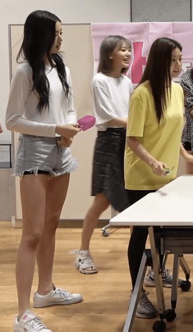 흰티에 핫팬츠 입고 탁구치는 장원영 .gif | 인스티즈