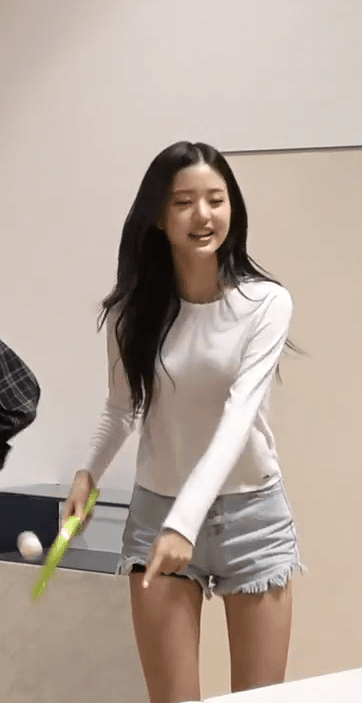 흰티에 핫팬츠 입고 탁구치는 장원영 .gif | 인스티즈