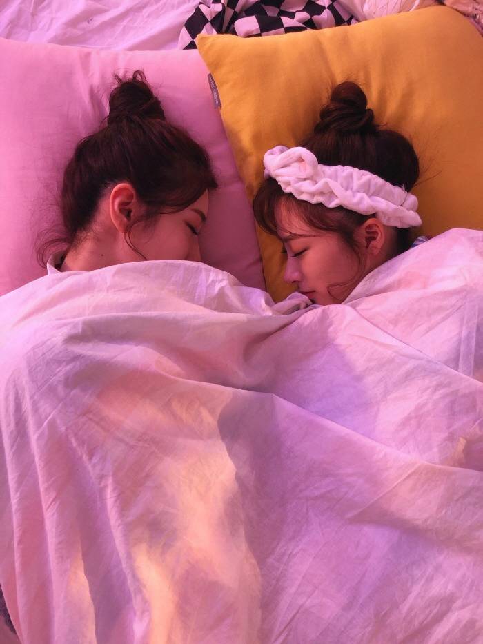 V LIVE 공홈에 올라왔는데 악의적 합성이다 아니다로 논란이 되고 있는 걸그룹 멤버 사진 | 인스티즈