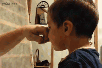 아기들에게 먹히는 장난.gif | 인스티즈