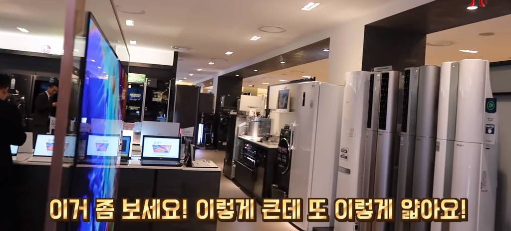 한국 전자제품 매장을 둘러보고 놀라서 어쩔 줄 모르는 일본 대학생 | 인스티즈