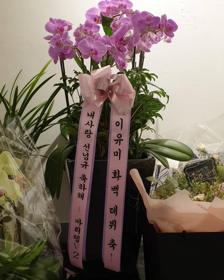 장성규, 미모의 화가 아내 첫 개인전서 백허그 "남편 복 터진 나의 유미야 축하해” | 인스티즈