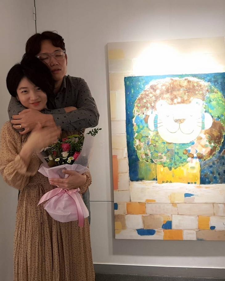 장성규, 미모의 화가 아내 첫 개인전서 백허그 "남편 복 터진 나의 유미야 축하해” | 인스티즈
