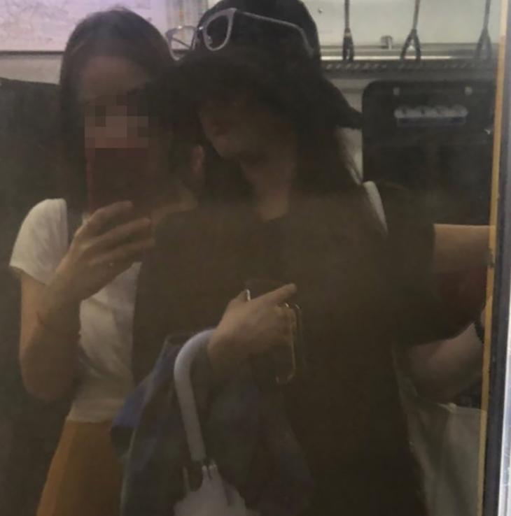 아이유, '호텔 델루나' 포상 휴가 다녀온 뒤 대중교통 지하철-버스타고 지인과 심야데이트 | 인스티즈