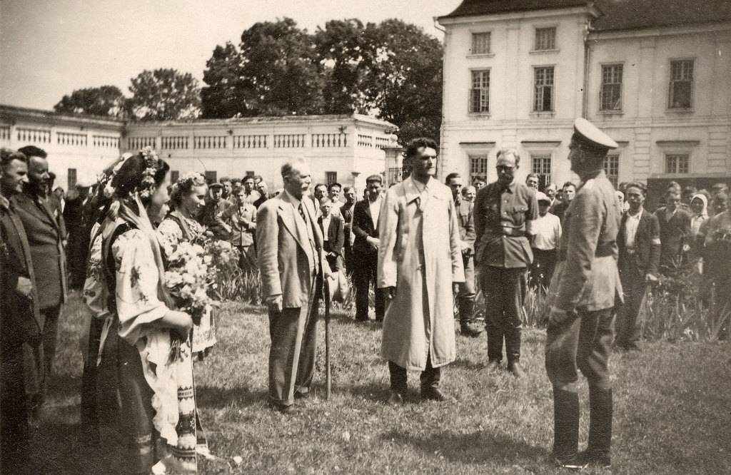 1941년 독소전쟁 초창기 나치 독일을 '해방군'으로 환영하는 우크라이나 주민들.jpg | 인스티즈