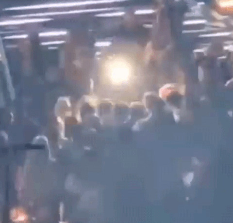 방탄소년단과 사진찍으려고 몰려드는 미국 여성들....gif | 인스티즈