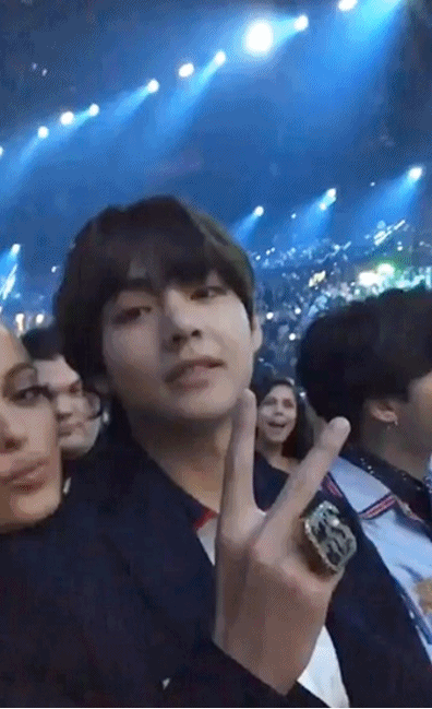 방탄소년단과 사진찍으려고 몰려드는 미국 여성들....gif | 인스티즈