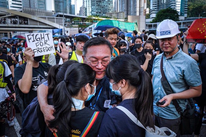 홍콩 현장 찾아간 김의성 | 인스티즈