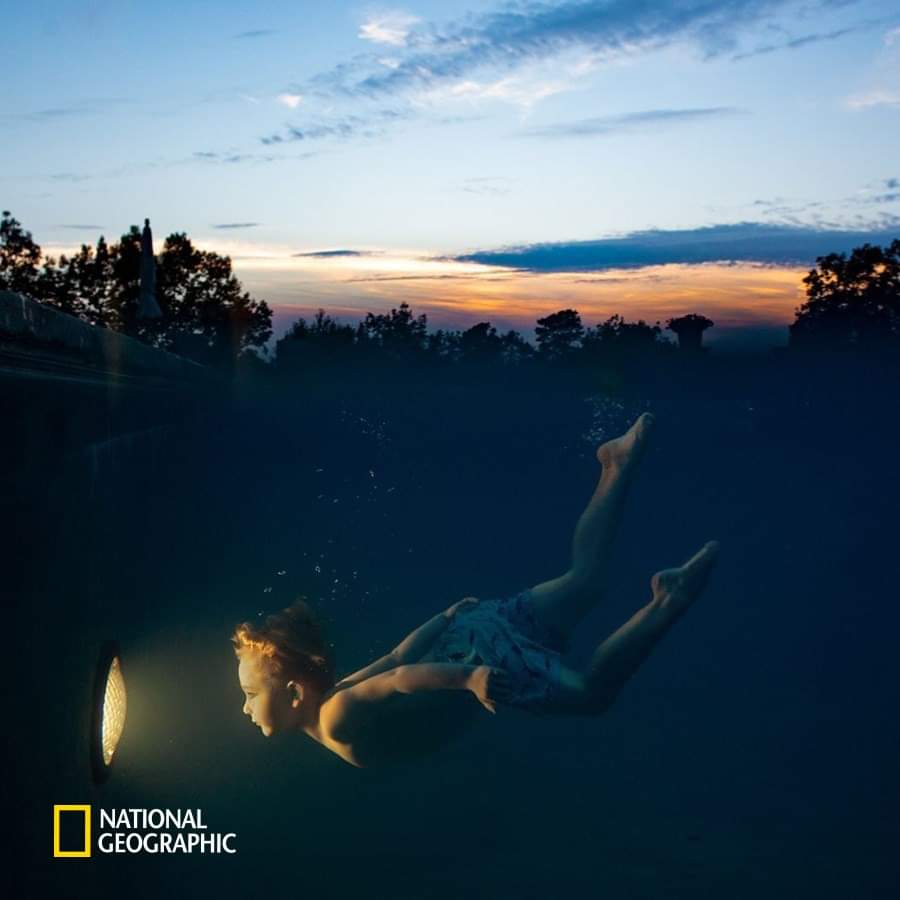 야간 수영하는 신비로운 아이의 사진 | 인스티즈