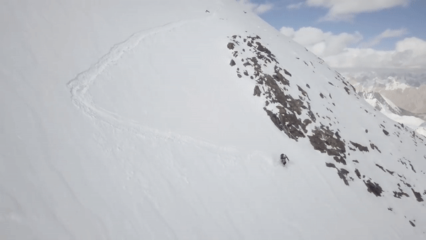 K2 정상에서 스키타고 내려온 남자 | 인스티즈